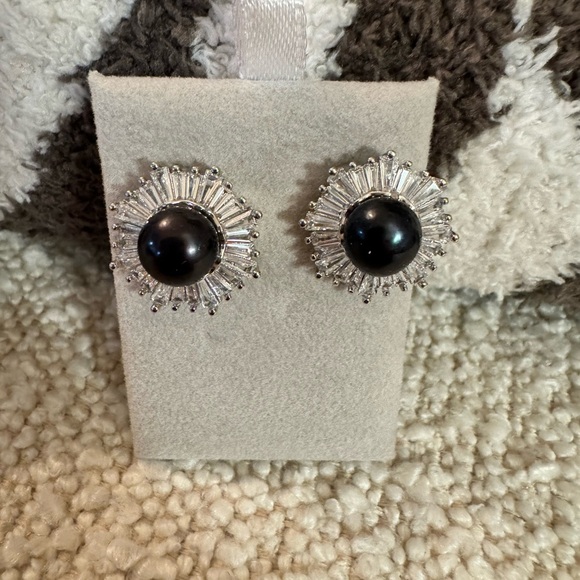 Never worn. Sunburst style with cubic zirconia. Real black freshwater dyed pearl - Picture 2 of 5